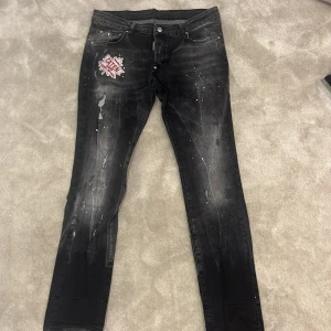 Dsquared2 jeans  - Säljer ett par svarta jeans från Dsquared2 