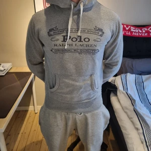 Rare ralph lauren hoodie  - Byte är riktigt intressant❗️❗️.En riktigt sällsynt raffe hoodie som de ej finns många av.Han på bilden är 180 men som ni ser är de lite liten.rekommderar ni som är i längden mellan 165-180,kommer passa perfekt då🍾.inga defekter❗️Pris kan diskuteras.skickas oftast inom 24h🚚.