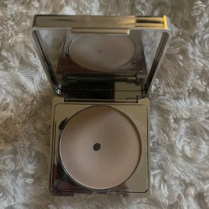 Soft Focus Powder Translucent från CAIA - Säljer ett CAIA Soft Focus Powder i färgen Translucent. 