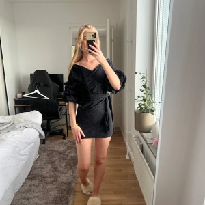 Svart klänning  - Snygg klänning som är för kort på mig