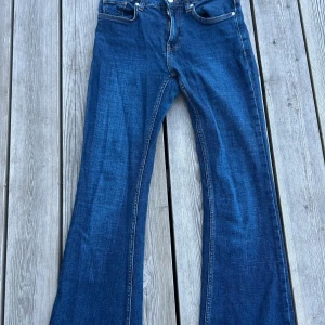 Blå flare jeans från MNG Denim - Säljer dessa jättefina jeansen från mango då dom är för små för mig, fint skick men har lite slitage nere på jeansen, storleken är EUR 32. Priset kan diskuteras!