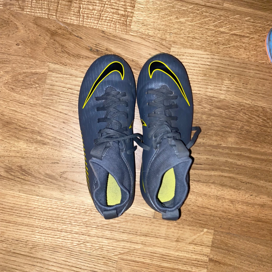 Nike Mercurial fotbollsskor i grått och gult - 2