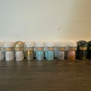Glitter paket skincity Kokeshi dockor  - Skincity glitter Kokeshi- samlarpaket med 10 st glitteredition! Skrev för fler bilder. Med i paketet: 2 vit glittriga med vit frisyr, 1 vit glittrig med guldig frisyr, 1 guld glittrig med vit frisyr, 2 blå glittriga med vit frisyr, 1 ljusblå glittrig med vit frisyr, 1 rosa glittrig med vit frisyr, 1 mörkblå glittrig med svart frisyr, en svart glittrig med svart frisyr. Styckpris: 199kr paket pris: 1800kr