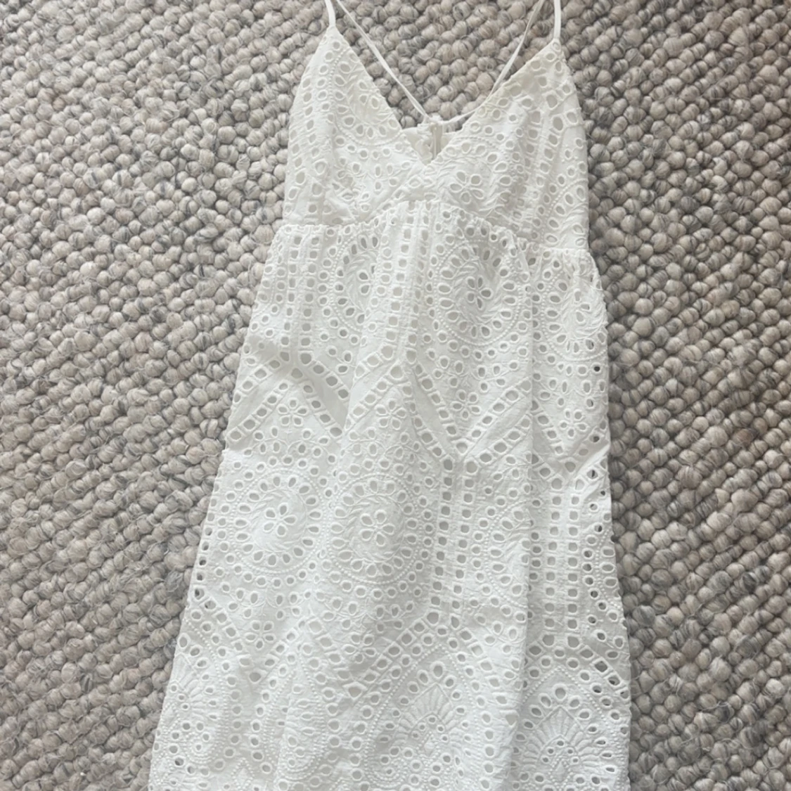 Vit spetsklänning med smala axelband från H&M