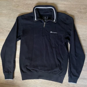 Svart Half ziptröja från Champion - Svart långärmad half ziptröja från Champion med broderad logga på bröstet. 