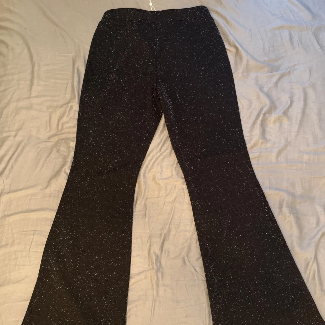 Svarta glittriga bootcut-byxor från ONLY - 1