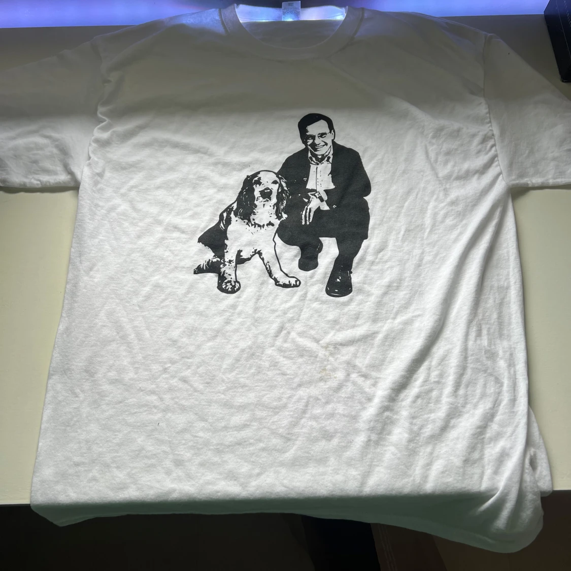 Vit t-shirt med tryck från Fruit of the Loom