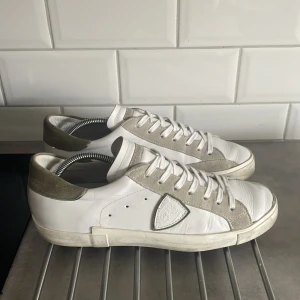 philippe model skor - Riktigt snygga skor ifrån phillipe model! || skorna är inte använda mycket || storlek 45 men kan passa de med 44! 🙌