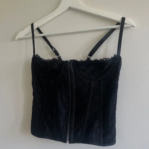 Svart korsett topp  - Säljer en skitsnygg svart korsett topp 💘passar xs/s! 