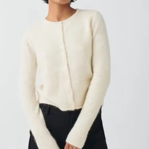 gina kofta - Superfin vit kofta från Gina Tricot i bra skick💕säljer då den inte kommer till användning. Endast använd fåtal gånger!!