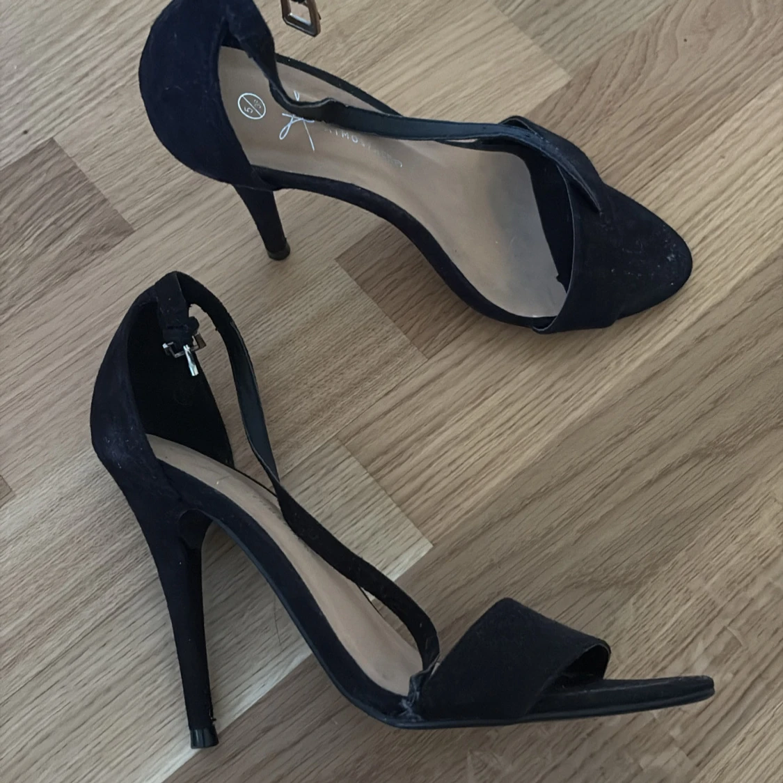 Svarta höga klackar med öppen tå - 1