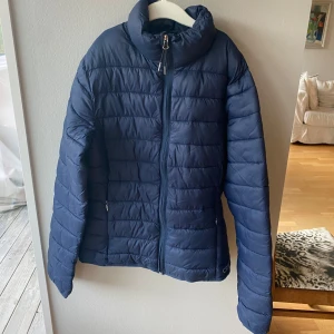 Mörkblå softshell jacka från CRW - Säljer en mörkblå softshell jacka från CRW i storlek XS. Jackan är använd få gånger och har inga tecken på användning! Pris kan diskuteras.