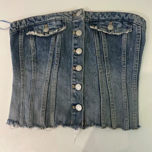Jeans korsett-topp Zara  - Säljer en snygg korsett-topp i jeans med knappar framtill. Lappen är inte kvar men är aldrig använd endast provad 