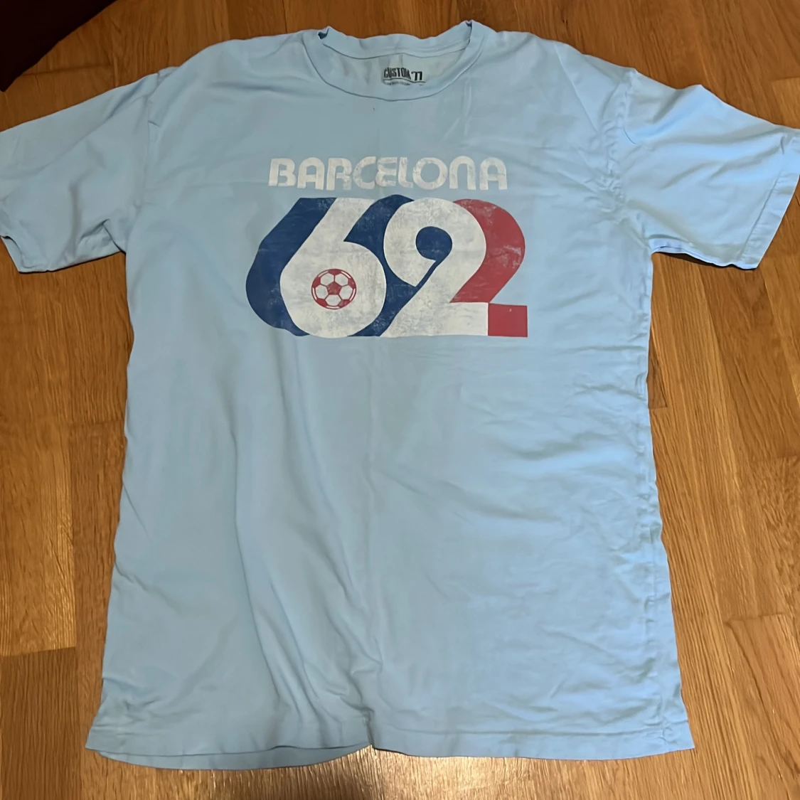 Ljusblå Barcelona 62 t-shirt från Custom '77