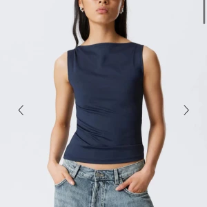 Boatneck top - Säljer en mörkblå top med boatneck från Gina Tricot. Den säljs inte i butik längre🩷