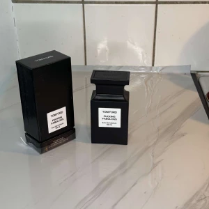 Tom Ford Fucking Fabulous Eau de Parfum 100 ml - Exklusiv parfym från Tom Ford i modellen Fucking Fabulous. Flaskan är svart med en stilren, fyrkantig design och vit etikett. Kommer i en elegant svart kartong. Eau de Parfum, 100 ml.