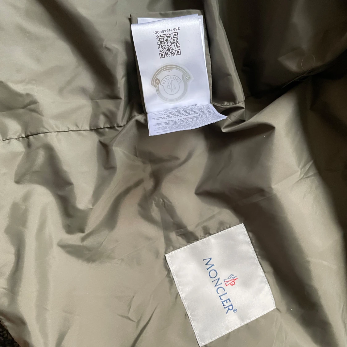 Riktigt fräsch jacka använt fåtal gånger runt 3-4 därför jag säljer den för så bra pris skriv om ni har funderingar🤝. - 4