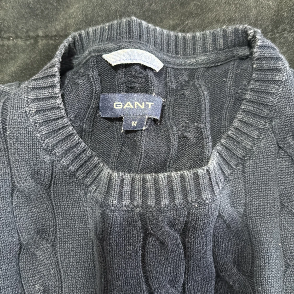 Mörkblå kabelstickad tröja från GANT - 1