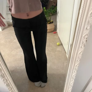 Svarta kostymbyxor med bootcut - Säljer ett par svarta kostymbyxor med bootcut passform. Byxorna har normal passning och klassisk design med pressveck framtill. Perfekta för en stilren look och passar till många olika outfits. Finns inte i butiken längre
