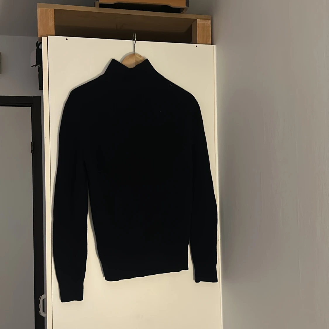 Mörkblå stickad tröja med dragkedja från H&M - 1