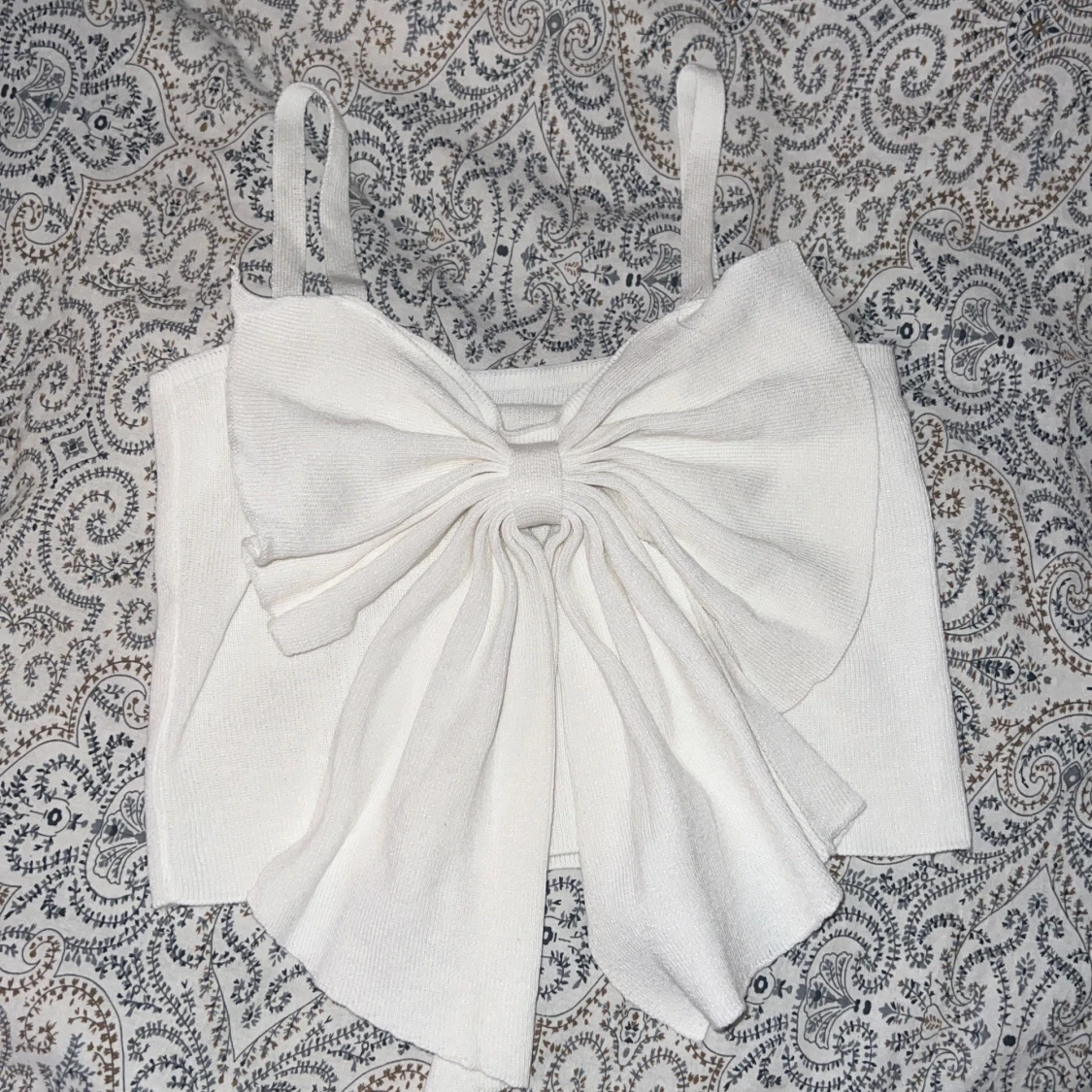 Vit croppad linnetopp med rosett