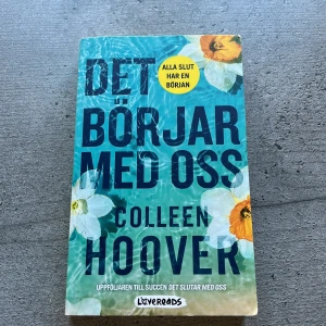 Det börjar med oss - Säljer boken 'Det börjar med oss' av Colleen Hoover. Omslaget har en blågrön bakgrund med vita och orange blommor. Boken är en uppföljare till 'Det slutar med oss' och är i pocketformat. Perfekt för dig som gillar romantik och drama.