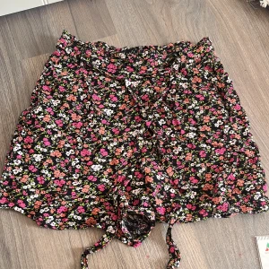 Sommar shorts - Gulliga blommiga sommar shorts använd fåtal gånger 🌸🌸🌸