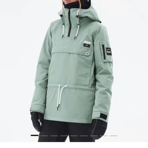 Dope anorakjacka - Säljer denna fina ljusgröna anorakjackan från Dope! Superskön och varm! Endast använd en gång!!🫶🏼