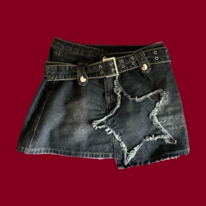 Alternative star kjol - Storleken är one size men passar som s/m. Kjolen har inbyggda shorts.