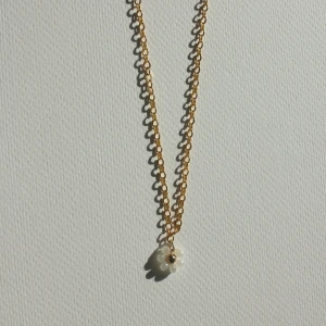 Guldhalsband med pärlor och blomma - Säljer ett elegant halsband i guldton med en söt liten vit blomma och pärldetaljer. Kedjan är tunn och smidig, perfekt för att ge en stilren touch till din outfit. Går att välja ett annat färger på blomman och Eller ändra till ett silver kedja. Obs bara halsbandet på första bilden, paketet priset för alla halsband på sista bilden är 180 kr. 