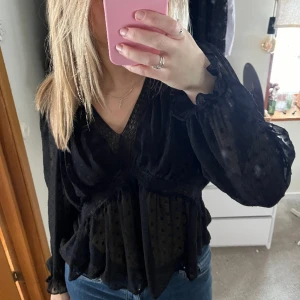 Söt blus - Svart blus från Zara🤍sparsamt använd! Köp gärna via Köp nu⭐️
