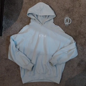 Polar hoodie Ljusblå - Säljer min Polar hoodie i Ljusblå pga att den har blivit för liten. Den är använd några gånger men inga spår av användning på tröjan. Man får även med snöret till luvan. 