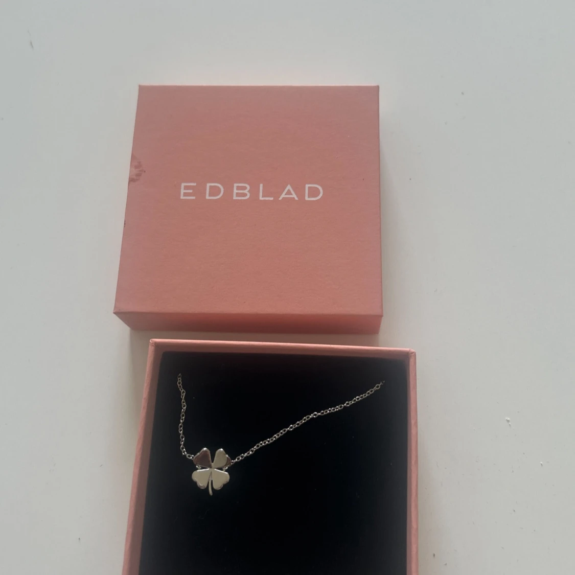 Silverfärgat fyrklöver-halsband från Edblad