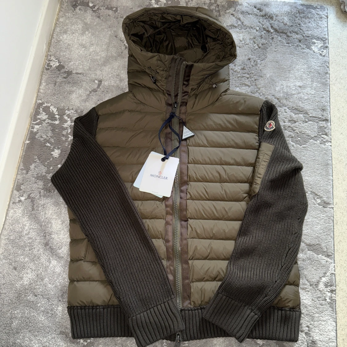 Olivgrön Moncler pufferjacka med huva