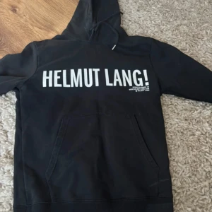 Helmut Lang - En riktig snygg Helmut Lang hoodie i bra skick, dm för bättre bilder, öppen för prisförslag