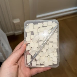 Naglar - Vill du ha ett enkelt sätt att göra ombré naglar jag har lösningen (nagelsvamp),den är oanvänd men redo att användas säljer denna eftersom jag är en guld tjej så jag vill istället köpa en som är guld