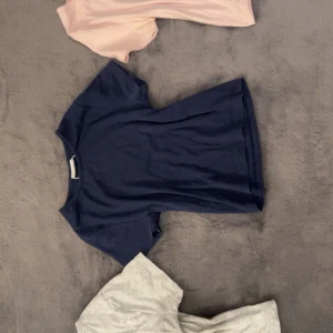 3st T-shirts från Gina Tricot - 3st T-shirts från Gina Tricot. Den gråa och mörkblåa i storlek Medium och den rosa i storlek Large. Väldigt sköna och tunna fast inte genomskinliga, lite korta, använd 10+ gånger men väldigt bra skick. 120kr för alla tre och 45kr styck.