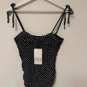 Svart prickig body från Zara - Prickig body från zara!
