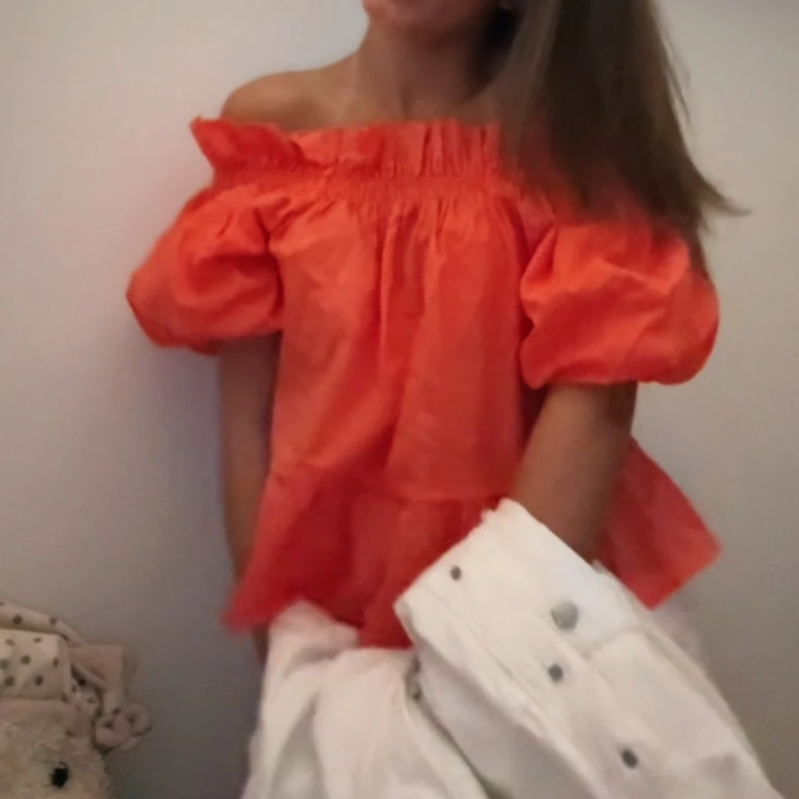 Orange offshoulder blus med puffärm