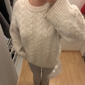 Stickad tröja  - Bra skick bortsett från smutsen på ärmarna längst ner ser bild 4.
