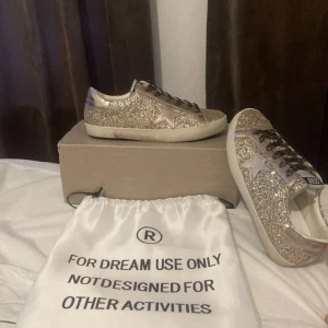 Golden goose sneakers  - Oanvända Golden goose till salu! Skriv om ni undrar över något 
