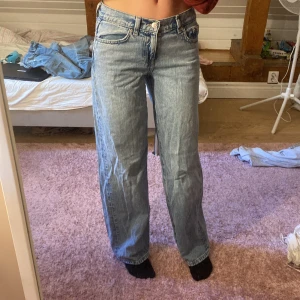 Ljusblåa raka jeans med loose fit - Säljer ett par ljusblå jeans med rak och loose passform. Klassisk femficksmodell med normal midja och dragkedja. Perfekta för en chill och avslappnad stil. Materialet är jeans i bomull.