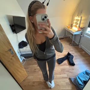 Gråt sett i velour från Gina - Väldigt fint och mysigt sett från gina tricot tyvärr har byxorna blivit för korta för mig så tänker att nån annan kan ge mer nytta av detta fina sett. Kan köpa enskilt eller tillsammans!