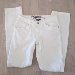 Vita bootcut jeans  - Snygga vita jeans från Moons med klassisk femficksmodell, samt diskret broderi på bakfickan.      Hör av er vid frågor!