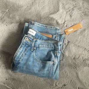 Ljusblå jeans från Jack & Jones - Snygga ljusblå jeans från Jack & Jones. Helt nya då jag beställde fel storlek. Strl| W:27, L:32. Priset på byxorna kan diskuteras! Modellen är relaxed.
