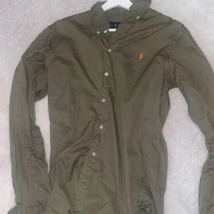 Ralph Laurent Shorta - Säljer min Olivgröna Ralphlaurent shorta i storlek S men passar bra i M oxå. Otrolig kvalité och den är sparsamt använd. (Endast använd fåtal gånger) 