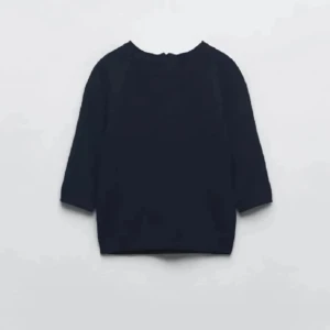 Svart stickad topp med trekvartsärm - En svart stickad topp med trekvartsärm och rund halsringning. Modellen är något croppad och sitter snyggt mot kroppen. Perfekt att matcha med jeans eller kjol för en clean look, passar för både XS/S💓💓