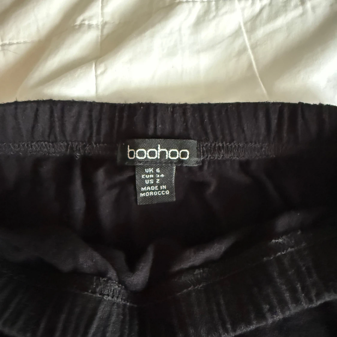 Svart kortkjol från Boohoo - 2