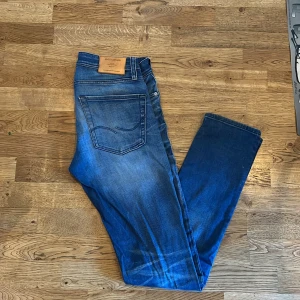 Jack and Jones jeans - Riktigt feta och eftertraktad Jack and Jones jeans i modell slim straight/tim i bra skick! Tveka inte med att ställa frågor!