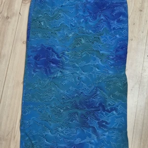 Turkos vintage kjol - Midikjol med coolt mönster. Fint skick. Inget märke eller storlek, antagligen hemmasydd. Men passar som storlek 36